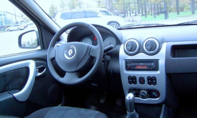 Салон Renault Logan. Фото: скриншот YouTube