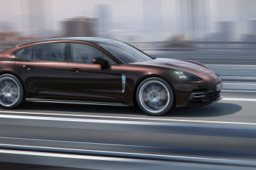 Украинцы ахнули: в столице полиция рассекает на служебном Porshe Panamera. Видео