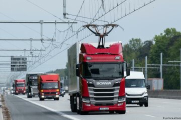 В Германии запустили электрический автобан. Грузовикам прикрепили «рога» для электросети