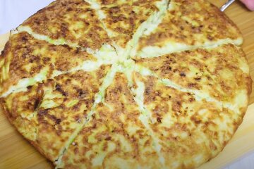 Заливний пиріг з кабачками, сиром та шинкою, фото: youtube.com