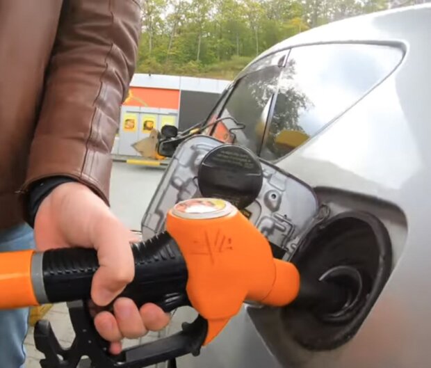 Новий удар по водіях: паливо на АЗС різко злетіло в ціні