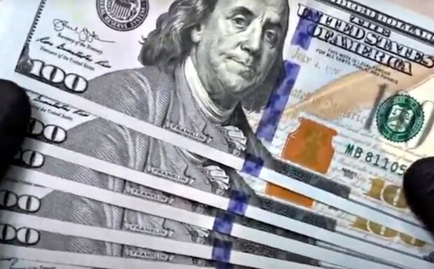 Долари США. Фото: скріншот Youtube-відео