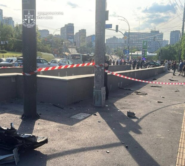 Наслідки смертельної аварії біля підземного переходу в Солом'янському районі Києва
