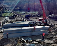 Мост в Станице Луганской: строители начали установку второй металлоконструкции (фото)