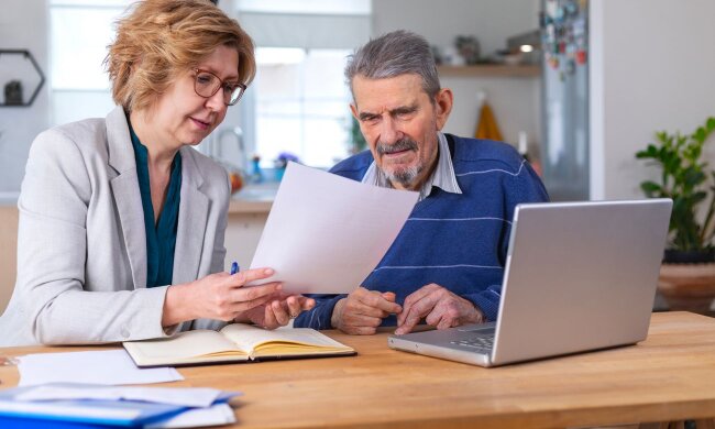 Пенсіонерів активно запрошують на роботу - які вакансії та зарплати. Фото: скрін YouTube