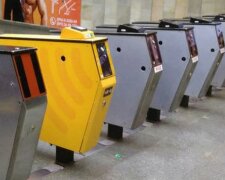 Киевлян утомили развалившиеся турникеты в метро: не меняли 50 лет