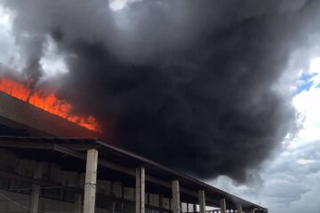В жилом доме случился взрыв, "снесло" этажи. Фото: YouTube, скрин