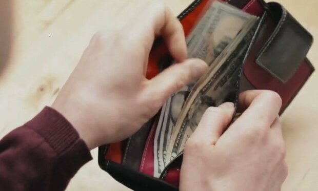 Кошелек с деньгами. Фото: скриншот youtube