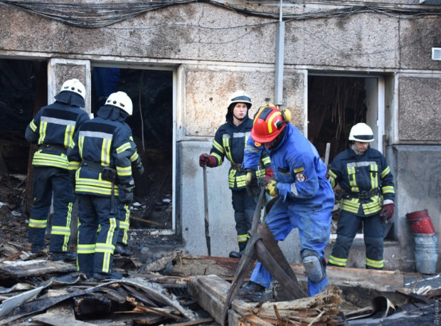 Спасатели продолжают искать людей под завалами здания, фото Думская