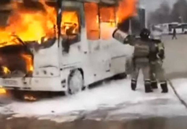 В Киеве на ходу загорелся пассажирский автобус. Фото: скрин youtube