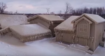 В США дома покрылись толстым слоем льда. Фото: News 8 WROC