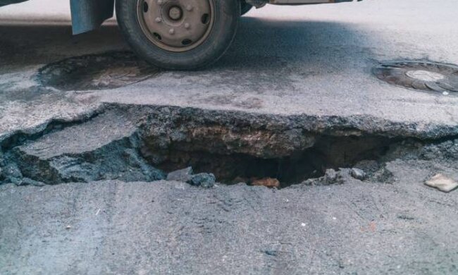 Киевские коммунальщики провалились под землю: "Это карма"