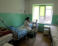 В хлеву со скотиной и то комфортней: украинцы показали условия обсервации – лучше присядьте (видео)