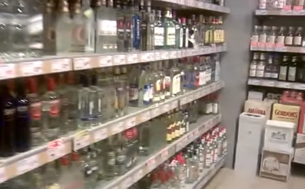 ВОЗ рекомендует запретить продажу алкоголя. Фото: скриншот YouTube
