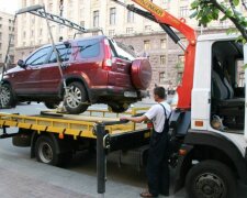 Готовтесь, на штраф уйдут тысячи: водителям Киева рассказали, где лучше не парковаться
