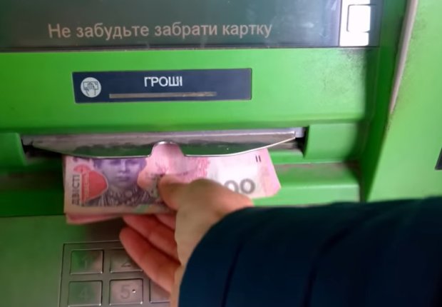 Начиная с декабря украинские банки уйдут на длительные выходные. Фото: YouTube