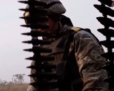 Украинский военный на Донбассе.  Фото: скриншот YouTube-видео