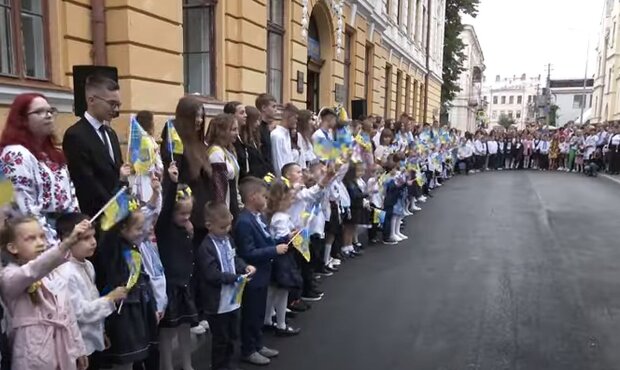 В украинской школе 1 сентября. Фото: скриншот YouTube-видео