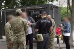 Вручение повестки. Фото: скриншот YouTube-видео