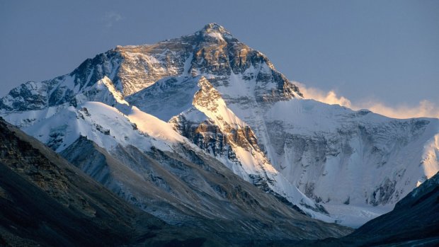 На Эвересте собрались тонны фекалий альпинистов. Отравились собаки, а талую воду пьют люди