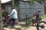 Сеть хохочет, глядя на необычный "коронавирусный" мопед на время карантина (видео)