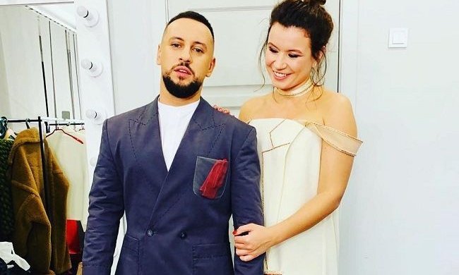 Жена Монатика показала семейное фото за желтым столом