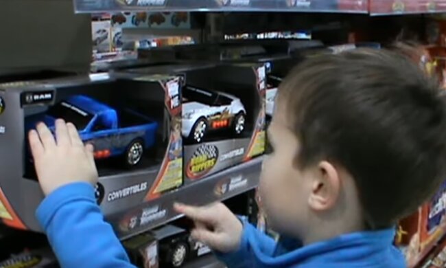 В Киеве нашли "ядовитые" игрушки. Фото: скрин youtube