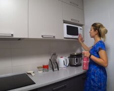 Прибирання кухні. Фото: скріншот YouTube-відео