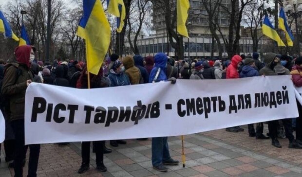 Тысячи киевлян вышли под Раду на протест против тарифного произвола