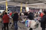 В Полтаве покупатель кинул мелочь в кассира. Фото: скриншот Youtube