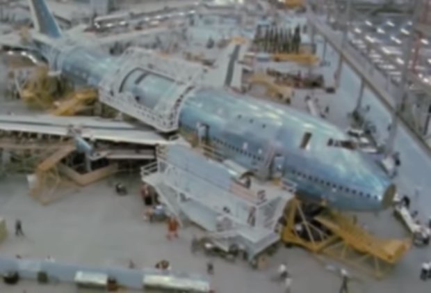 Создание самолета на заводе Boeing, фото: Скриншот YouTube