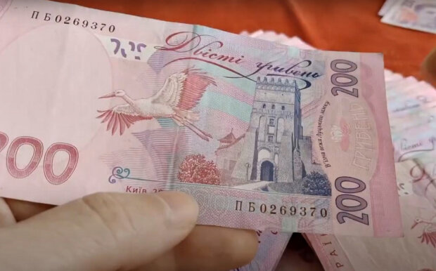 Зарплати в Україні. Фото: скріншот YouTube-відео.