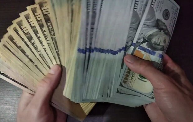 Доллары. Фото: YouTube, скрин