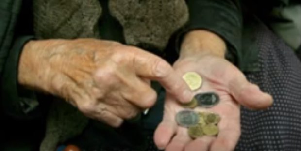 Мелкие монеты в руках у пенсионерки, фото: Скриншот YouTube