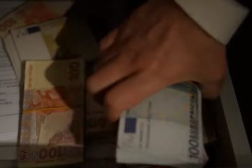 У коррупционеров изъяли 14 тысяч гривен. Фото: скрин youtube