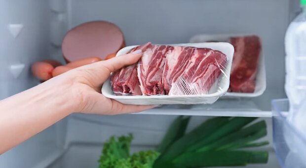 М'ясо у холодильнику. Фото: YouTube