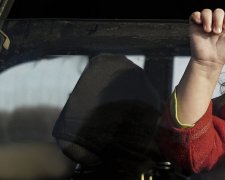 Пусть увидет каждый: в Киеве родители закрыли ребенка в машине на диком солнцепеке. Видео