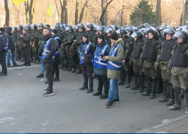 В центр Киева срочно стягивают полицию. Фото: скриншот Youtube