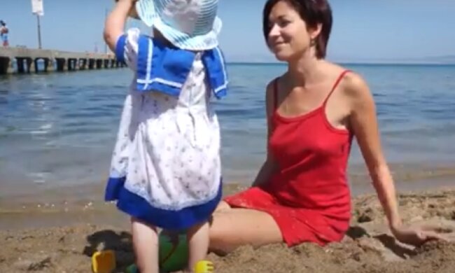 На пляж с ребенком берите с собой солнцезащитный крем. Фото: скриншот видео