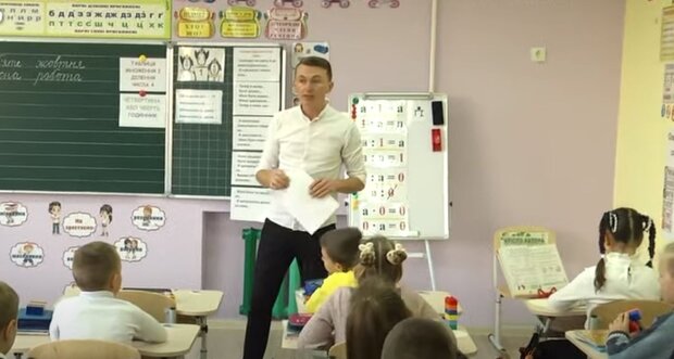 Учитель в украинской школе. Фото: скриншот YouTube-видео