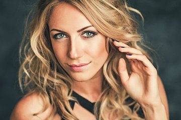 Никитюк стала бородатым мужиком: но еле прикрытая тюльб грудь выдала ее