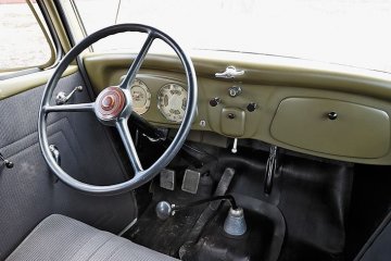 Аскетический салон советского авто