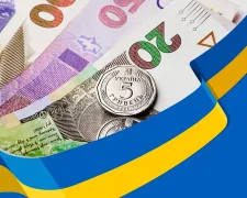 Українські гривні в руках, грошова допомога