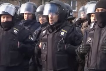 Полицейские в Новых Санжарах, скриншот YouTube