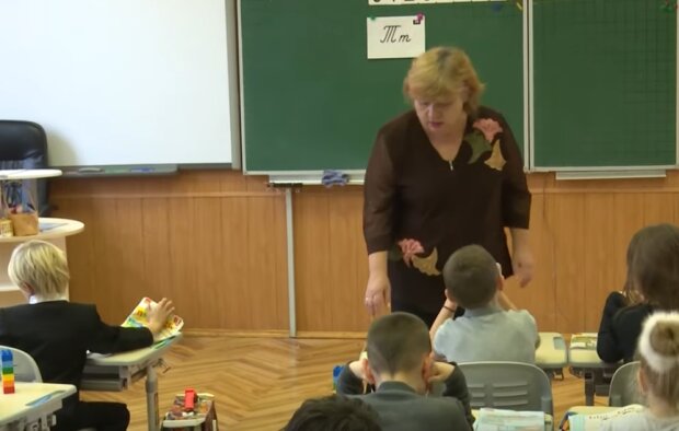 В Украине - 32 тысяч "лишних" учителей. Фото: скрин youtube