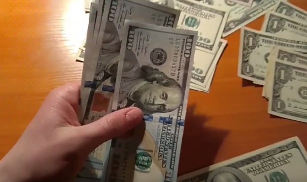 Доллар медленно падает, фото: скриншот с youtube
