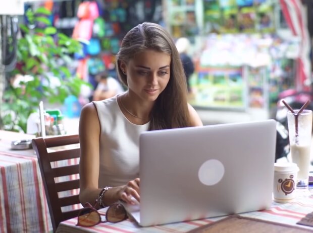 Девушка с ноутбуком. Фото: скриншот YouTube-видео