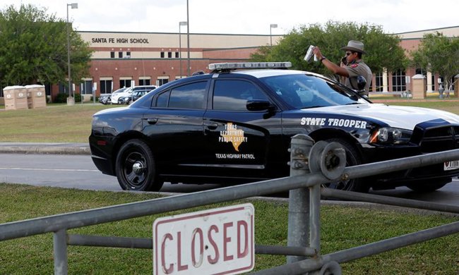 Полиция возле школы. США.