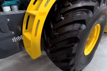 Колесо трактора Boris Bond BX 958. Фото: Youtube