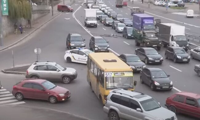 Машини на дорозі. Фото: скріншот YouTube-відео